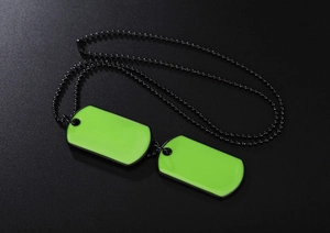 Detail der neongrünen Doppel-Dog-Tag-Halskette mit schwarzer Kugelkette und Matt-Finish