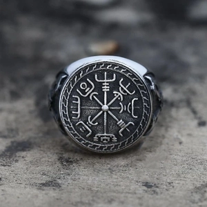 Makro-Detail des nordischen Wikinger Vegvisir Kompassrings mit antikem Silberrelief