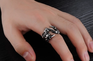 Vue macro d'une bague griffe de dragon argentée avec écailles et anneau ajustable ouvert