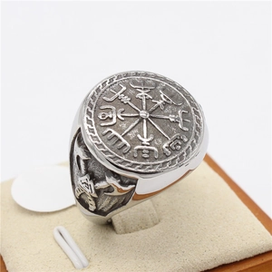 Detailansicht eines Wikinger Vegvisir Siegelrings mit Axt-Gravuren an der Seite