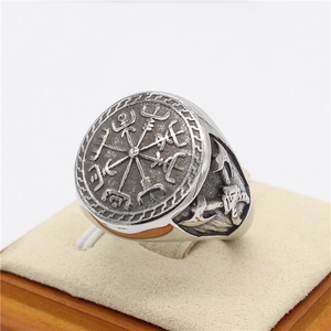 Detail eines Wikinger-Kompass-Rings mit seitlicher Axtgravur in Vintage-Edelstahl-Optik