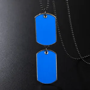 Halskette mit zwei himmelblauen Dog-Tag-Anhängern und schwarzer Kugelkette