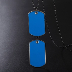Halskette mit zwei himmelblauen Dog-Tag-Anhängern und schwarzer Kugelkette