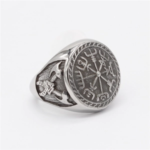 Detail des Wikinger Vegvisir Rings mit Doppelaxt Relief in Vintage Silber Optik