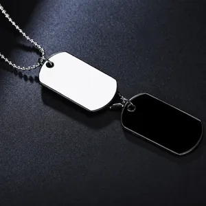 Minimalistische Hip-Hop-Halskette mit schwarz-weißen Doppel-Dog-Tags an einer Kugelkette