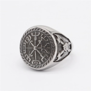 Makroaufnahme von Wikinger-Siegelring mit Vegvisir-Kompass und keltischen Axt-Details