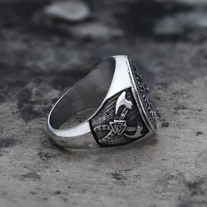Nahaufnahme des Wikinger-Rings mit gravierten Äxten und Valknut-Symbolen auf Stahl-Oberfläche