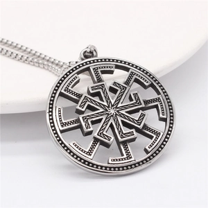 Pendentif Kolovrat Vintage en Acier au Titane pour Hommes Roue Solaire Slave Disque Rond Creux Bijoux Vikings Pendentif Seul Sans Chaîne