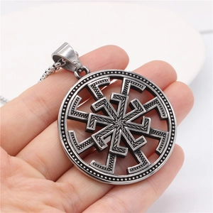 Collier avec pendentif roue solaire Viking Kolovrat en acier inoxydable rétro au design évidé