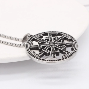 Collier avec pendentif Viking argenté vintage et motif de roue solaire sur fond blanc