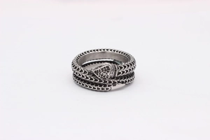 Detail eines Vintage-Silberschlangenrings mit Schuppentextur und Gothic-Design