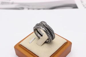 Detailansicht des silbernen Schlangenrings mit realistischer Schuppenstruktur und Vintage-Finish