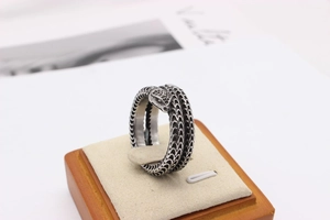 Makro-Detail des gotischen silbernen Schlangenrings mit Schuppen und Punk-Textur-Finish