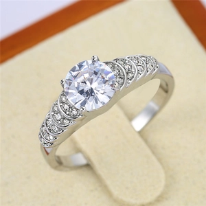 Lussuoso anello nuziale in argento con grande pietra rotonda e fascia a onde