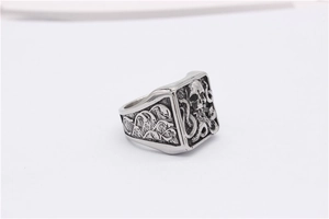 Détail macro d'une bague punk vintage avec tentacules de pieuvre et relief de crâne