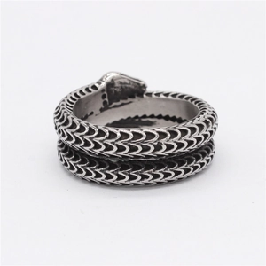 Retro-Schlangenring aus oxidiertem Silber mit realistischer Schuppentextur im Gothic-Stil
