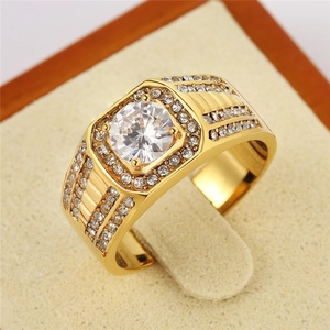 Anello a sigillo d'oro da uomo con grande diamante centrale e cristalli incastonati