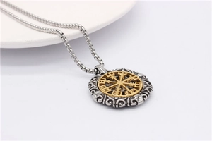 Détail du collier Viking Vegvisir avec anneau gravé argenté et boussole dorée centrale