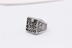 Détail d'une bague vintage en acier avec gravure de crâne de poulpe et motifs de vagues