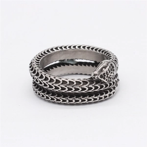 Gotischer Vintage Schlangenring in Altsilber mit feiner Schuppenstruktur