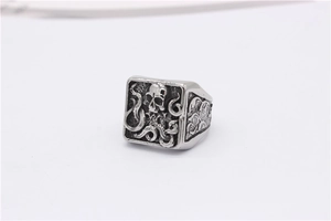 Détails d'une bague gothique avec crâne et tentacules en relief oxydé vintage