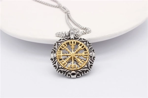 Vue macro du pendentif Viking Vegvisir or et argent avec gravure de style vintage