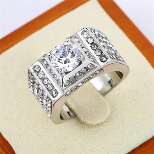 Anello nuziale da uomo largo in argento con grande zircone rotondo e pavé di pietre