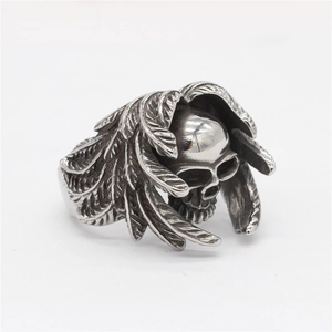 Retro stainless steel skull ring with detailed feather wings in vintage silver finish