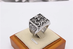 Gros plan détaillé d'une bague vintage en acier avec relief de crâne et tentacules