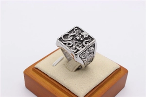 Gros plan détaillé sur bague rétro en acier inoxydable avec motif de crâne