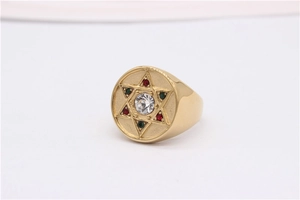 Détail d'une bague chevalière dorée avec étoile de David et strass multicolores