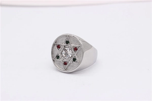 Détail de la bague sigillaire argentée avec étoile de david et cristaux colorés