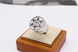 Détail de la bague en acier mat avec motif hexagramme et pierres de zircone colorées