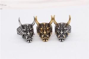 Drei Hannya-Dämonenringe aus Edelstahl in Silber und Gold mit detailreichen Gravuren