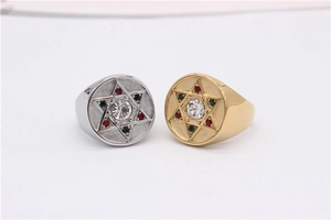 Vue macro de bagues hexagrammes en titane argent et or avec des cristaux colorés