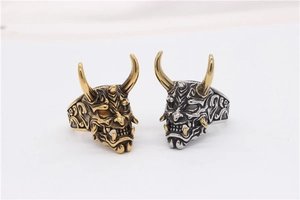 Detail der Vintage Punk Dämonenmaske Ring mit Hörnern und gravierten Texturen
