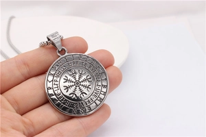 Makroaufnahme eines Wikinger Vegvisir Anhängers mit nordischen Runengravuren im Retro-Stil