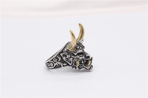 Seitenansicht des Retro Oni-Ringes mit goldenen Hörnern und Gravur-Ornamenten