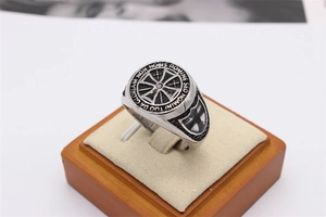 Dettaglio dell'anello vintage dei Templari con croce e incisione latina su legno