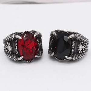Gothic Drachenkrallen Ringe mit roten und schwarzen Edelsteinen in Vintage Stahloptik