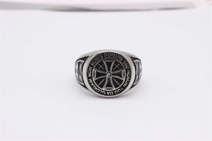 Dettaglio macro dell'anello a sigillo vintage con croce templare e incisione latina