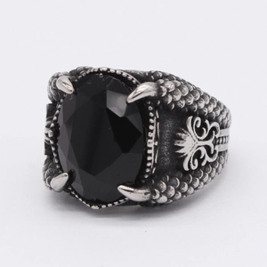Retro Drachenkrallen-Ring mit schwarzem ovalem Stein und Edelstahl-Struktur