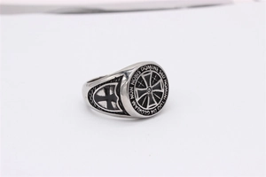Macro di anello da uomo vintage in argento con emblema a croce e incisione latina