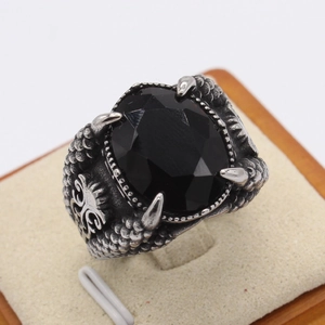 Vintage Drachenkrallenring für Herren mit großem ovalen schwarzen Edelstein im Gothic-Stil