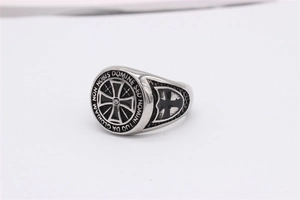 Dettaglio dell'anello vintage dei Cavalieri Templari con smalto nero e incisione latina