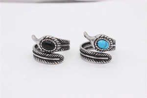Détail de bagues plumes bohèmes avec turquoise et onyx noir au style vintage
