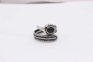 Détails de la bague plume vintage avec pierre noire et texture argentée ciselée