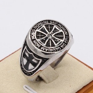 Anello vintage da uomo in acciaio inossidabile con croce, scudo e incisione latina