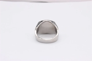 Gros plan d'une bague large en acier inoxydable argenté pour homme avec crâne vintage