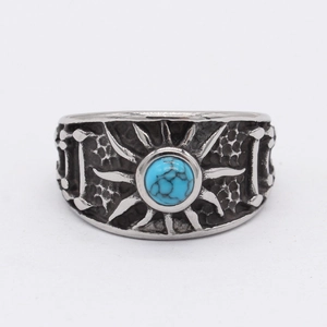 Bague pour homme en acier titane avec pierre turquoise et motifs tribaux gravés au soleil